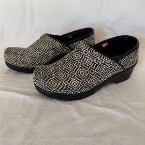 Sanita Vegan Women's clog in Geometric Black and White pattern